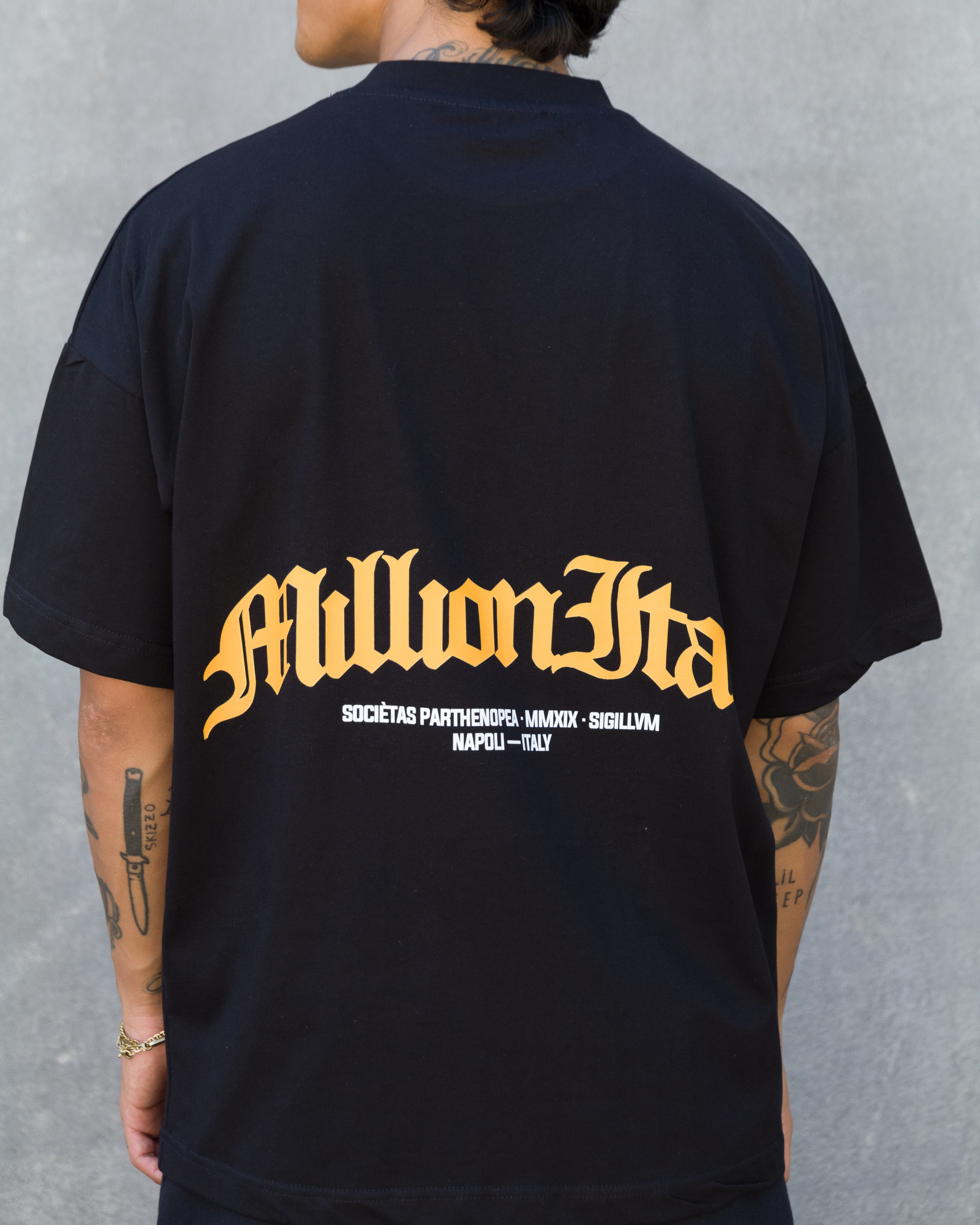 T-Shirt Nera Arch Logo Giallo