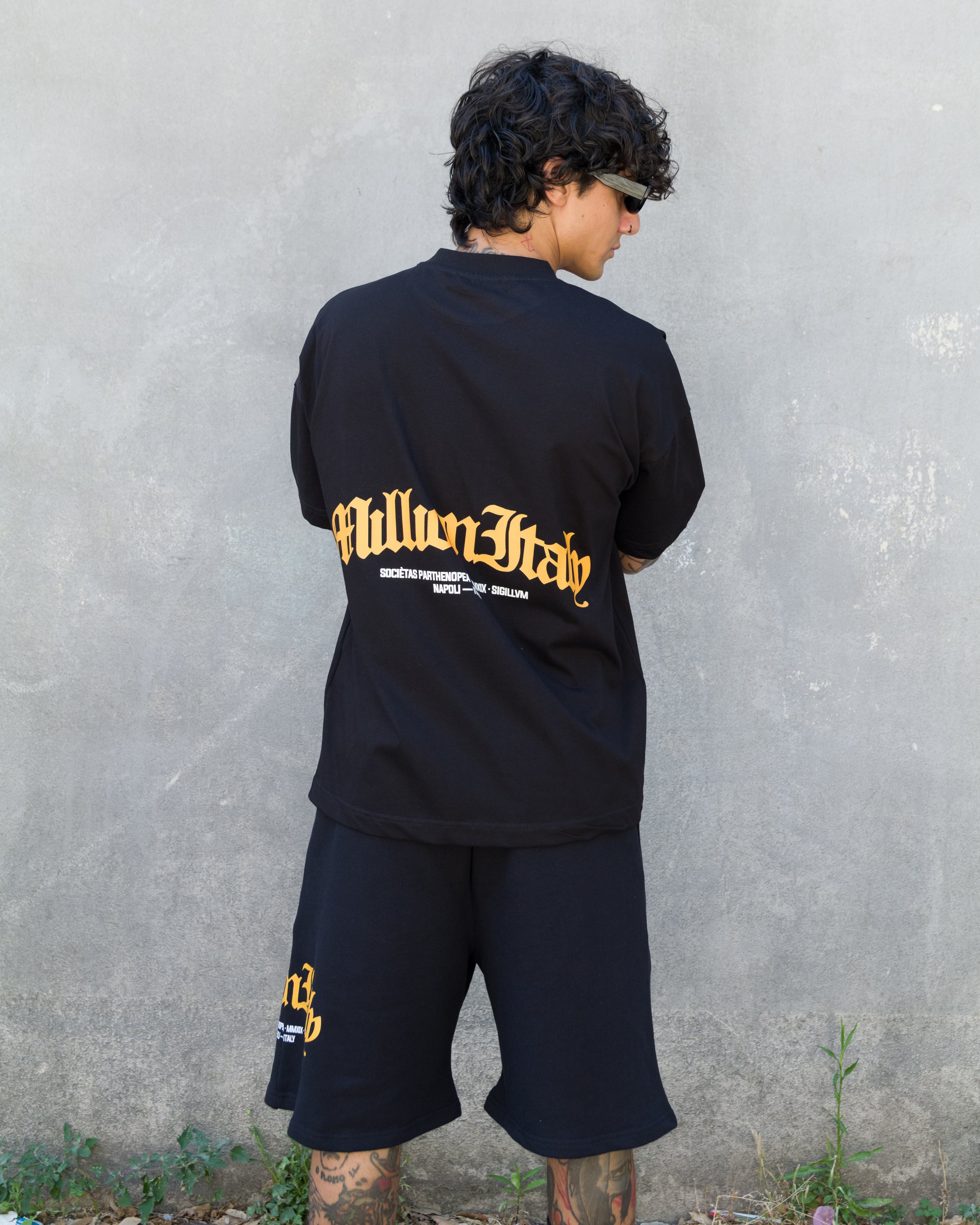 T-Shirt Nera Arch Logo Giallo
