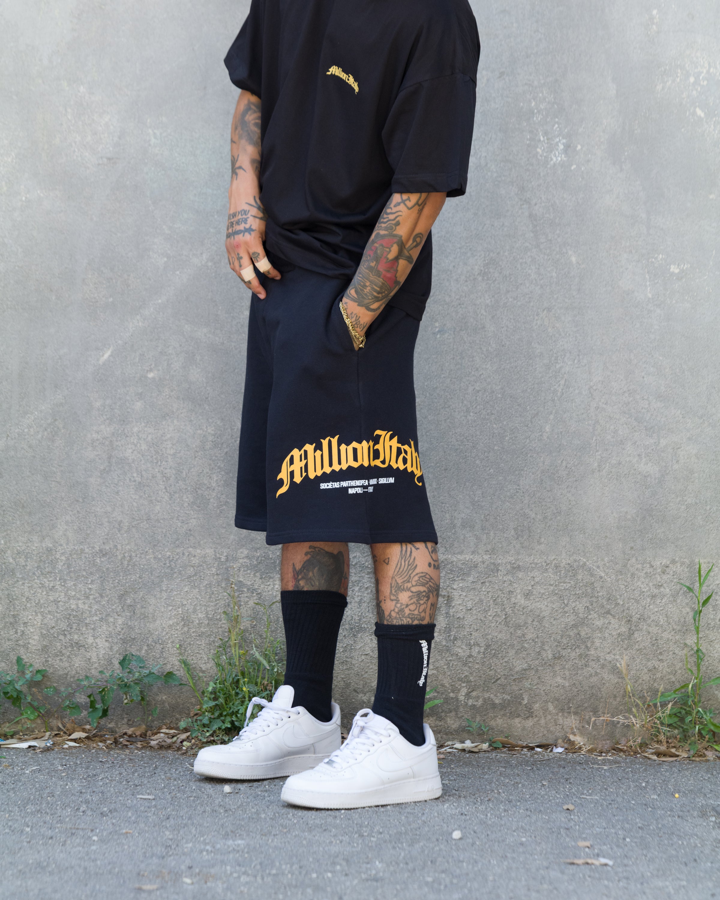Shorts Nero Arch Logo