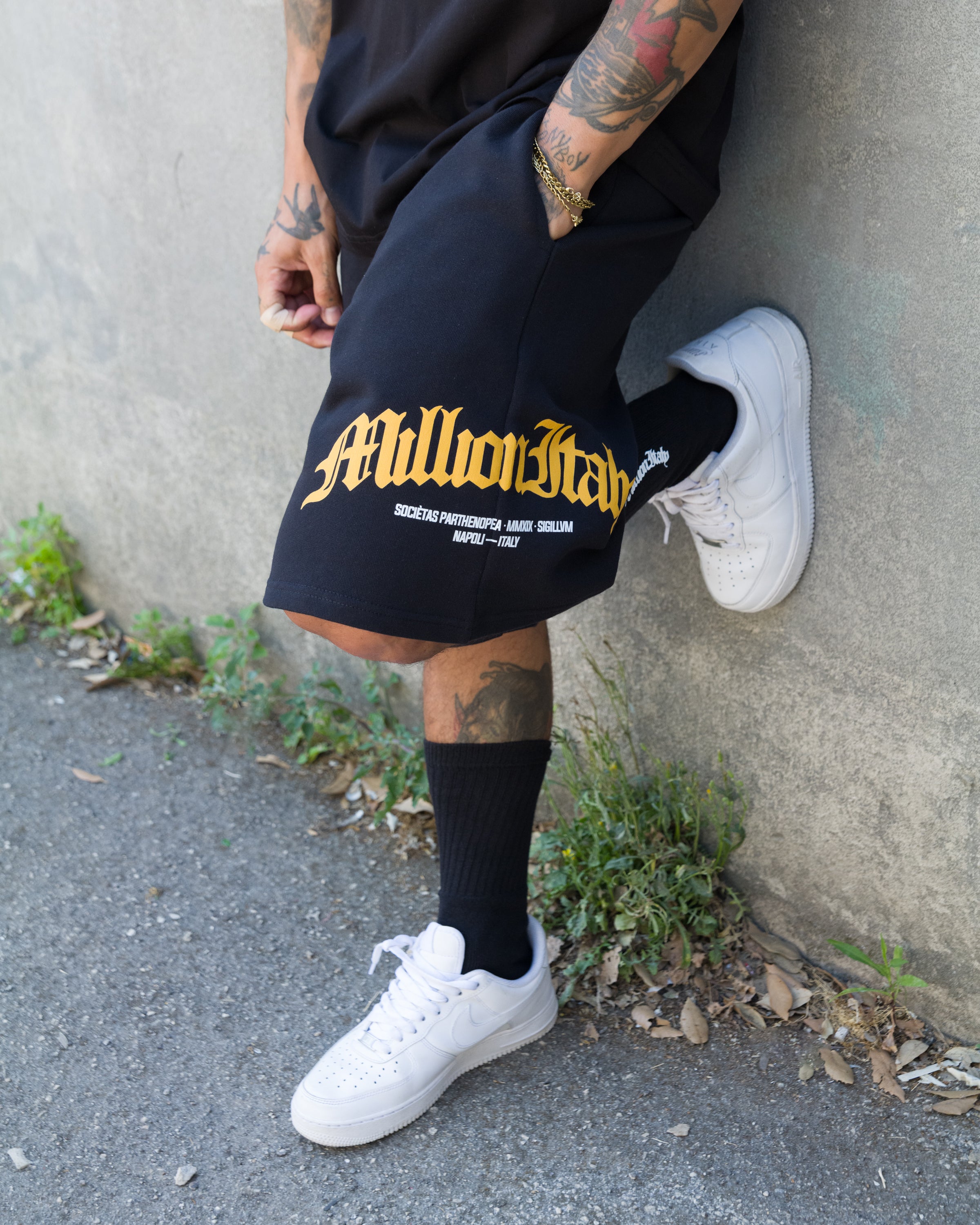 Shorts Nero Arch Logo