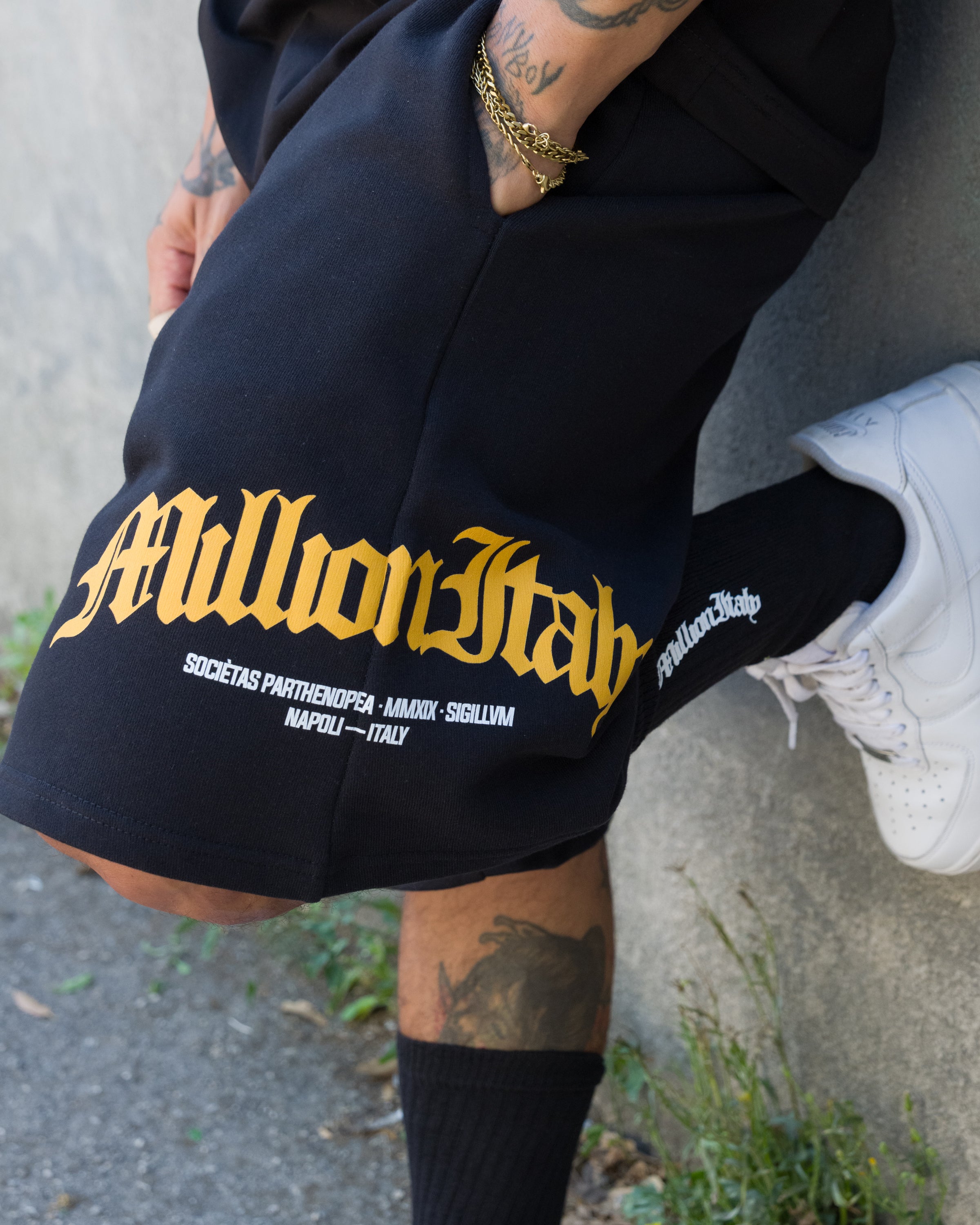 Shorts Nero Arch Logo