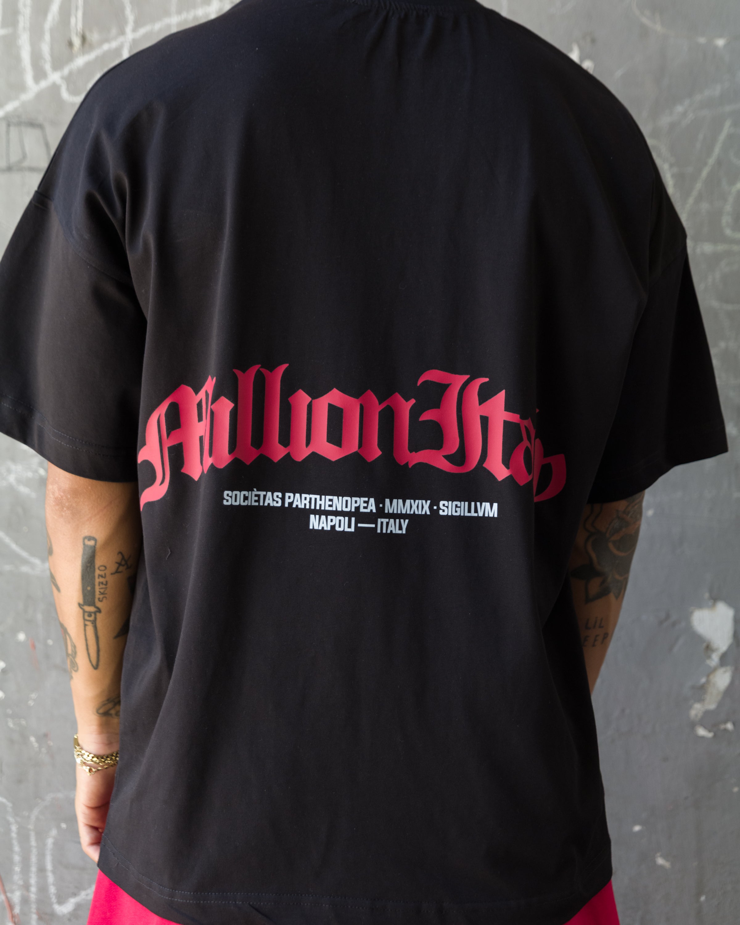 T-Shirt Nera Arch Logo Rosso